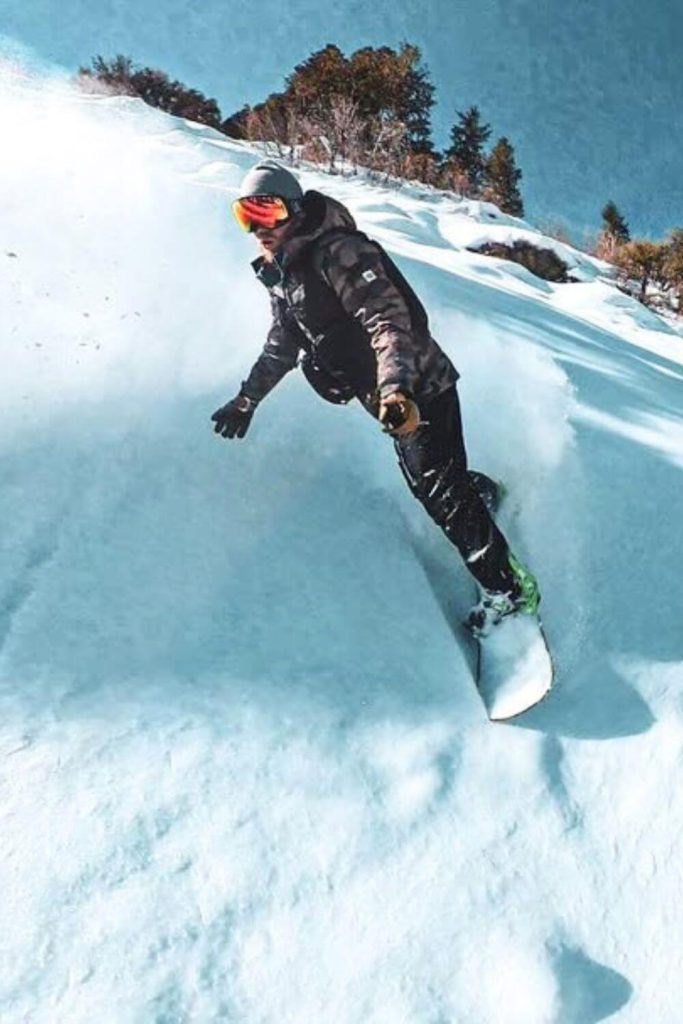 Snowboarding on the Mountains trails